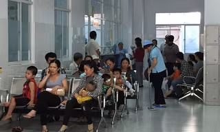 Tại bệnh viện Nhi đồng 2, số lượng trẻ nhập viện rất đông.
