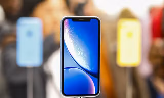 iPhone Xr dùng màn hình LCD tbay vì OLED như iPhone X, iPhone Xs và Xs Max. Ảnh: cbsistatic