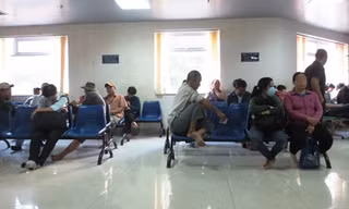 Xếp hàng bán máu tại Bệnh viện Chợ Rẫy