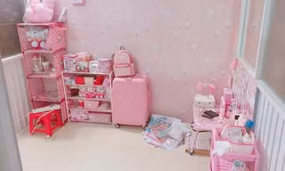 Căn phòng của Thu Nhi ngập tràn đồ Hello Kitty.
