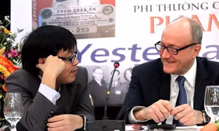 Nhà sử học Larry Berman (phải) và dịch giả, nhà báo Đỗ Hùng trong buổi ra mắt sách “Điệp viên hoàn hảo X6” tại Hà Nội sáng 18/2. Ảnh: Mi Ly