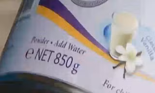 Hộp sữa Pediasure với mẫu mã mới và trọng lượng chỉ còn 850g. (Ảnh cắt từ clip VTV)