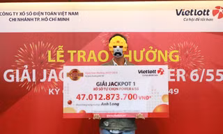 Anh Long nhận giải thưởng. 
