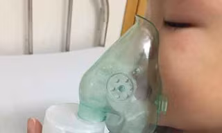 Khò khè là dấu hiệu đầu tiên của rất nhiều bệnh hô hấp, do đó, cha mẹ nên chú ý. Ảnh: BSCC.