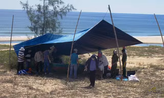 Lực lượng chức năng đang khám nghiệm thi thể 