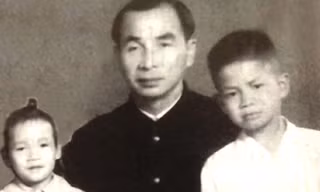 Giáo sư Đặng Vũ Hỷ và con trai Đặng Vũ Minh, con gái Đặng Kim Chi sau Hoà bình 1954 - Ảnh: Gia đình cung cấp 