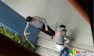 Thầy giáo dùng dây điện đánh học sinh. 