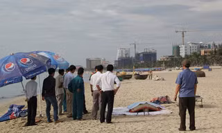Thi thể nghi là một người đàn ông được đưa vào bờ biển Mỹ Khê