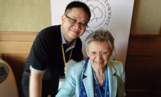 GS FranÇoise Barré-Sinoussi (Pháp, Nobel Y học 2008, bên phải) và PV Tiền Phong tại một buổi phỏng vấn. 