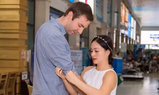 Người đẹp "Cô gái xấu xí" chăm sóc bạn trai ở sân bay.