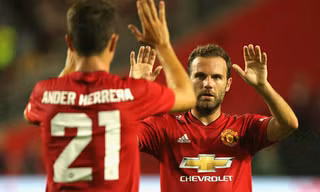 Mata mừng bàn thắng với Herrera. Ảnh: ManUtd.