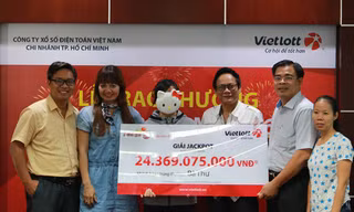 Chị Thư, nhân viên văn phòng làm việc tại Thành phố Biên Hòa (Đồng Nai) nhận giải độc đắc của Vietlott.