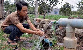 Nước giếng khoan tự phun tại gia đình anh Nguyễn Nhật Minh. Ảnh: Ngọc An/ Zing