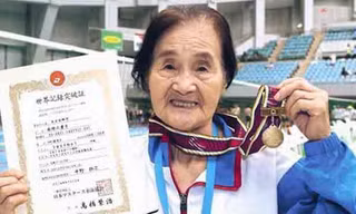 Cụ Mieko Nagaoka, 100 tuổi, đã hoàn tất chặng bơi dài 1.500m. (Nguồn: 517japan.com)