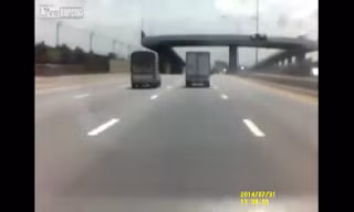 Ôtô bay vọt khỏi cầu vượt