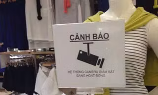 Biển cảnh báo bằng tiếng Việt được chụp lại trong một shop thời trang tại Nhật.