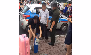 Cô gái bị người taxi mời xuống xe, lực lượng an ninh ra nhắc nhở.