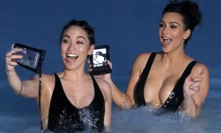 Kim Kardashian diện áo bơi xẻ cổ sâu đến eo