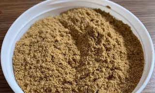 Cám gạo thường được tận dụng làm thức ăn cho gia súc, nay nhà giàu mua về ăn với giá rất đắt đỏ