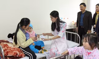 Báo Tiền Phong thăm và tặng qua cho bệnh nhi có hoàn cảnh đặc biệt khó