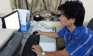 Ông Nguyễn Vũ Điệp 5 ngày nay luôn túc trực tại văn phòng công ty để nghe ngóng, tiếp nhận thông tin về con tàu chở dầu mang tên Sunrise cùng 18 thuyền viên đang mất tích. Ảnh: Giang Chinh.