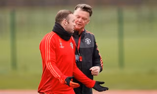 Wayne Rooney không ít lần phàn nàn về luật lệ "quái dị" của HLV Van Gaal