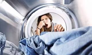 Mùa mưa gây nhiều phiền toái cho việc giặt giũ cũng phơi quần áo 