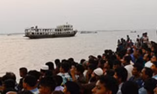 Người dân tập trung gần địa điểm phà bị lật úp tại cửa sông Meghna ở thủ đô Dhaka của Bangladesh.