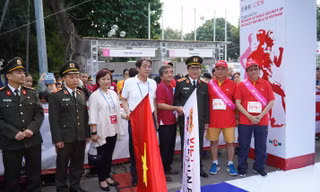 Phó Tổng giám đốc Vietjet Đỗ Xuân Quang trao giải thưởng 4 vé khứ hồi quốc tế cho đội vô địch nội dung Ekiden 2019