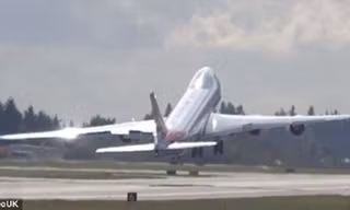 Chiếc Boeing 747-8 cất cánh.