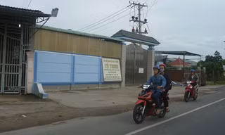 Cơ sở tái chế nhựa Tú Trinh, tại ấp Hậu Vinh, xã Hậu Thành, huyện Cái Bè.