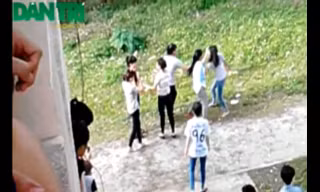 Nữ sinh dùng thước đánh bạn giữa sân trường