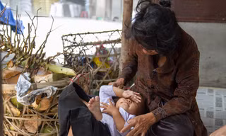 'Bà ăn xin bên cháu bé 2 tuổi'-Sự thật nhói lòng