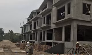 Công trình bị đình chỉ vẫn nhộp nhịp thi công. Ảnh: M.Đ
