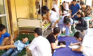 Hàng trăm học sinh nhập viện sau bữa ăn trưa. Ảnh: NT