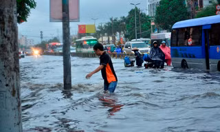 Hàng trăm tỷ đồng giải cứu, ngập vẫn ngập.