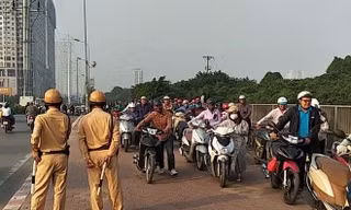 Hàng trăm người dắt xe trên vỉa hè để tránh ách tắc giao thông. Ảnh: M.Đ
