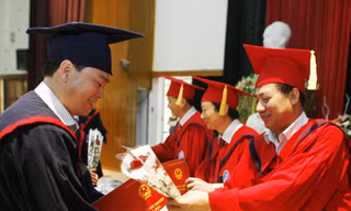 Hà Nội: Trao bằng cử nhân cho SV hệ ĐH từ xa