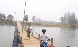 Toàn cảnh cầu phao Huỳnh Xá Hạ Ảnh: H.T