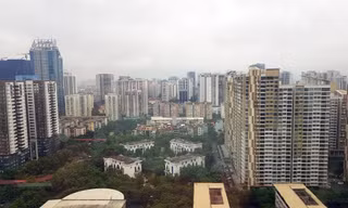 Mua gom nhà đất giữa dịch COVID-19: Nhà đầu tư cần thận trọng