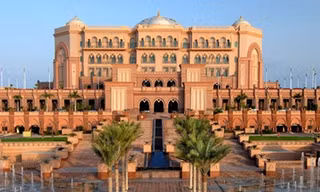 Dùng tiệc trà, ăn bánh phủ vàng tại khách sạn 8 sao ở Dubai và Abu Dhabi