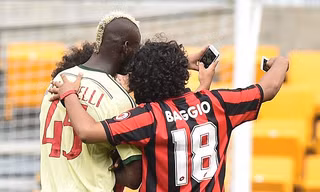 Fan cuồng lao xuống sân... 'tự sướng' với Balotelli