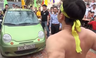 Võ sư đóng đinh qua yết hầu kéo xe ô tô