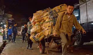 Những xe hàng nặng được kéo từ trong chợ ra ngoài. Ảnh: Thanh Hà.