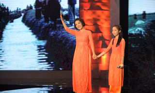 Diva Mỹ Linh và con gái Mỹ Anh thể hiện ca khúc "Đưa cơm cho mẹ đi cày".