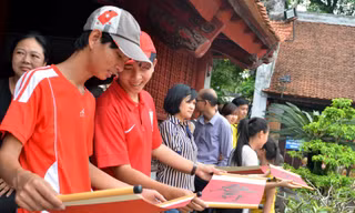 Sĩ tử đổ về Văn Miếu cầu may