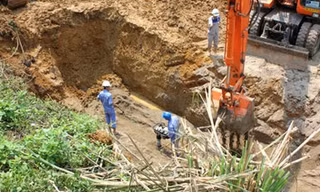 Vị trí xảy ra sự cố lần thứ 6 của đường ống dẫn nước sạch sông Đà về Hà Nội vào tối 25/4. Ảnh: VietNamNet.