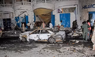 Hiện trường vụ đánh bom xe hơi ở thủ đô Mogadishu, Somali hôm 12/10. Ảnh: Farah Abdi Warsameh.
