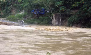 Thông tin từ UBND huyện Quan Sơn cho biết, một số nơi trên địa bàn huyện này đã xuất hiện lũ quét, lũ ống cục bộ, gây thiệt hại lúa, hoa màu của bà con nông dân. 