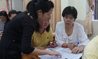 Giáo viên Trường THCS Lý Phong (Q.5) hướng dẫn phụ huynh lựa chọn nguyện vọng lớp 10 cho HS - Ảnh: Minh Luân (Thanh Niên).